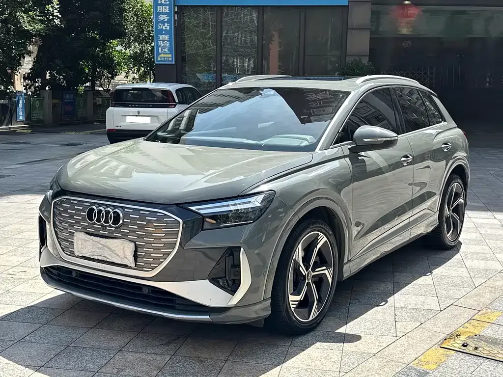 Audi Q4 e-tron — фото 1