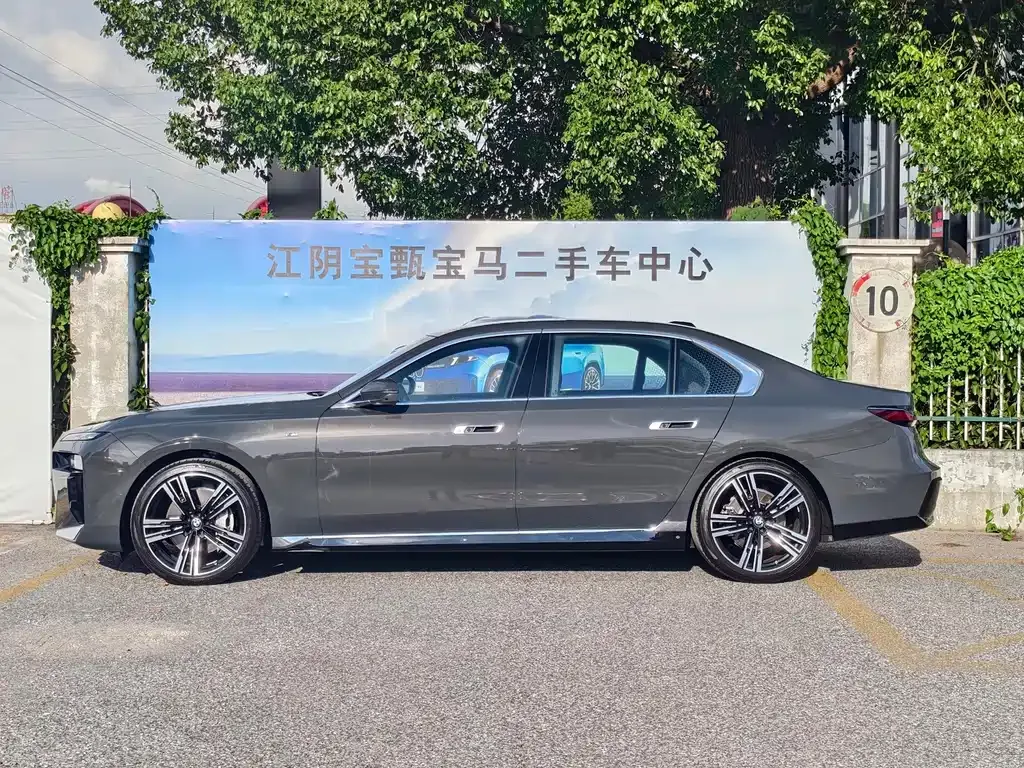 BMW 7 Series — фото 10