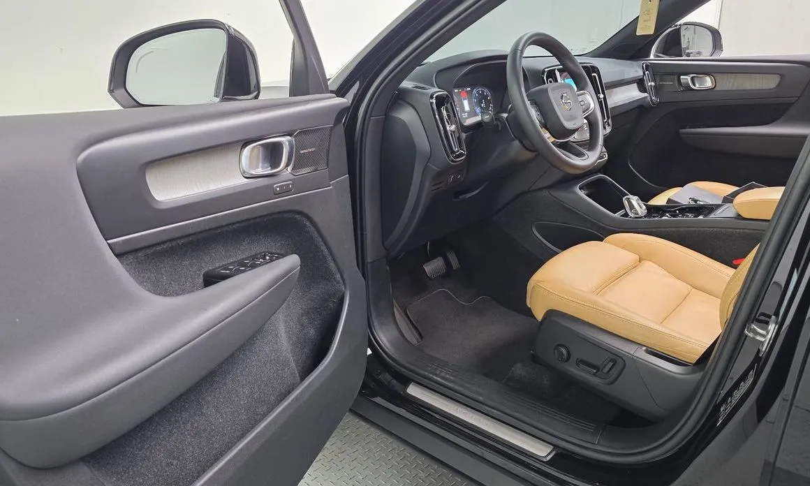 Volvo XC40 — фото 10