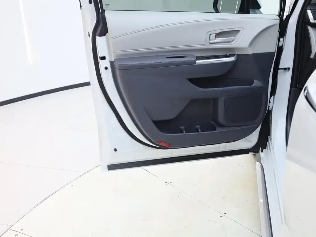 Toyota Granvia — фото 2