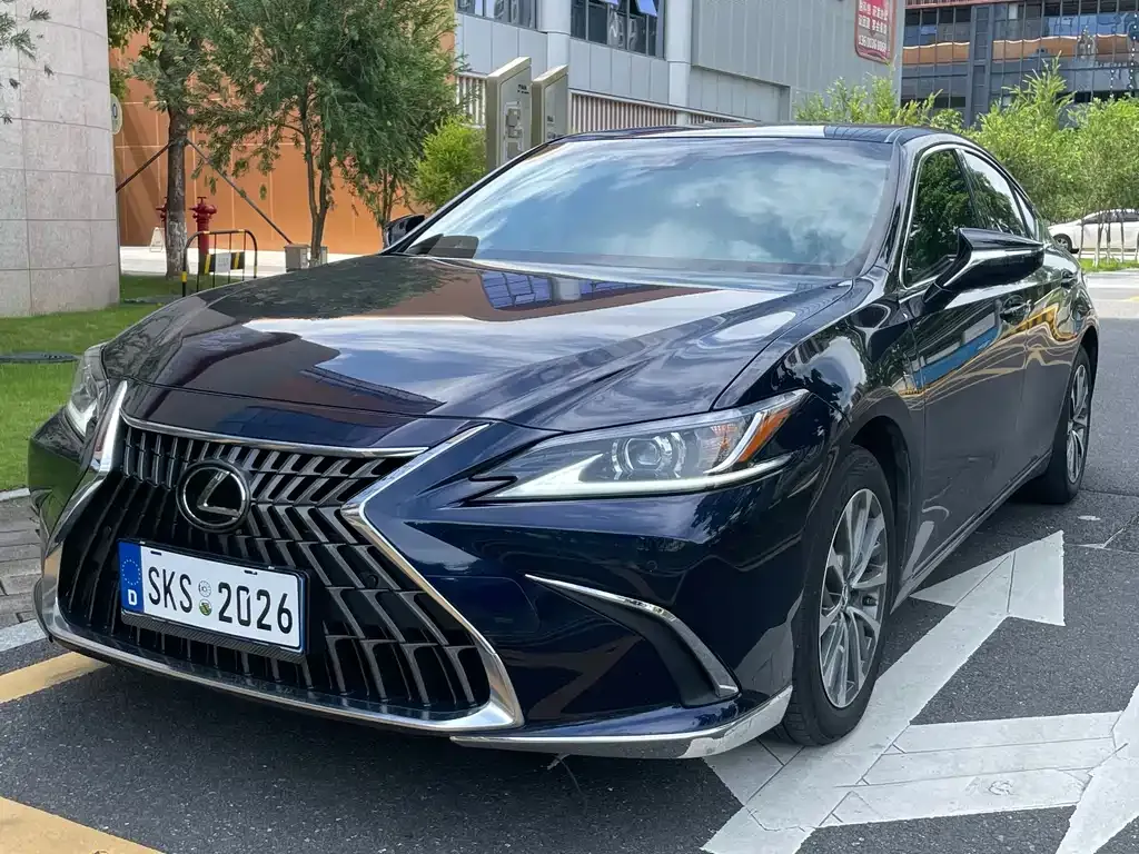Lexus ES — фото 1