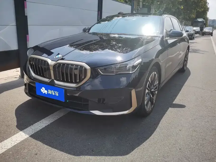 BMW 5 Series — фото 1