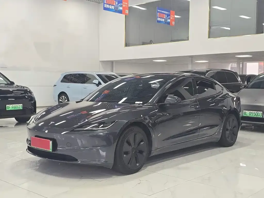 Tesla Model 3 — фото 1