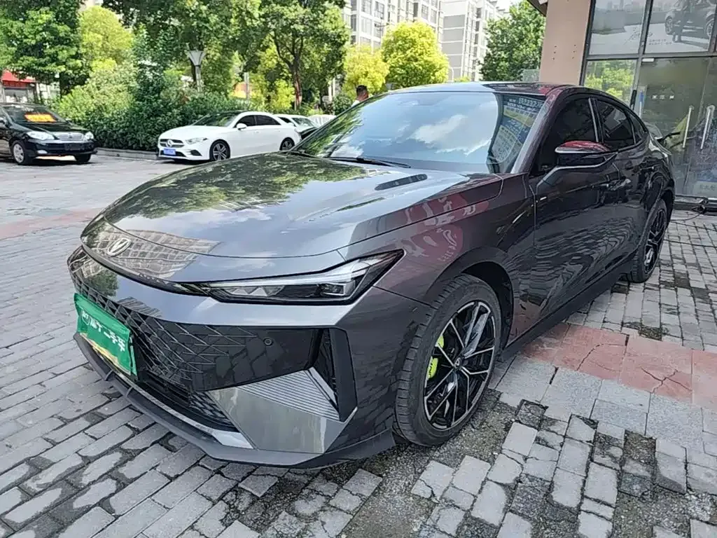 Changan UNI-V iDD — фото 1