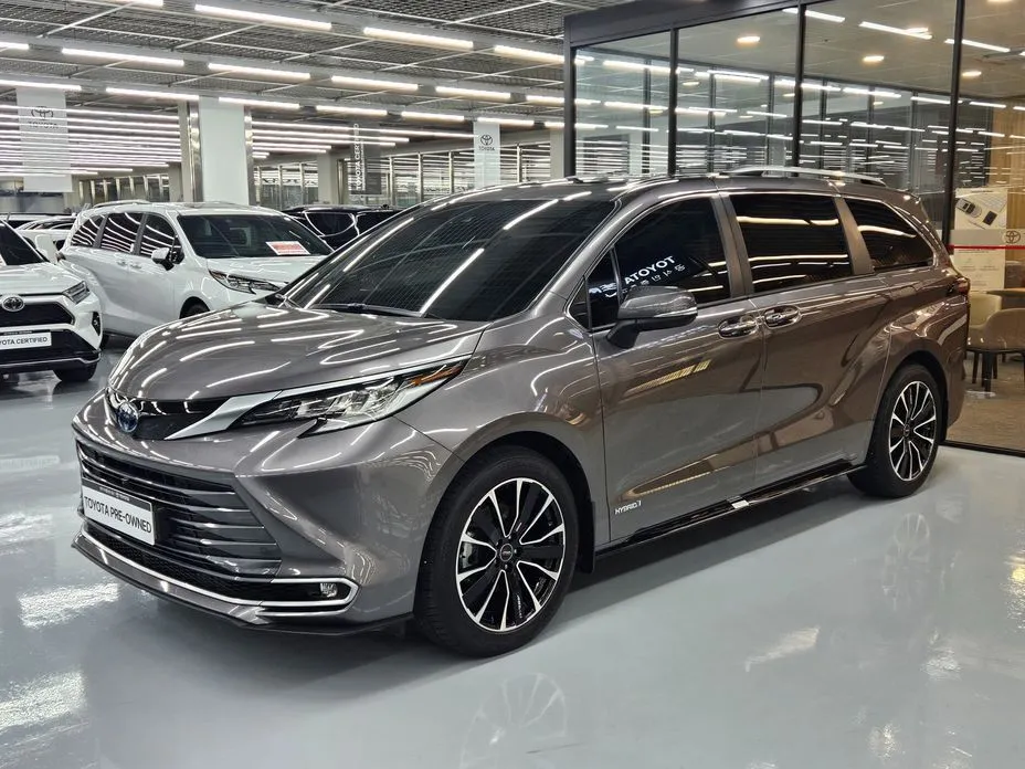 Toyota Sienna — фото 1