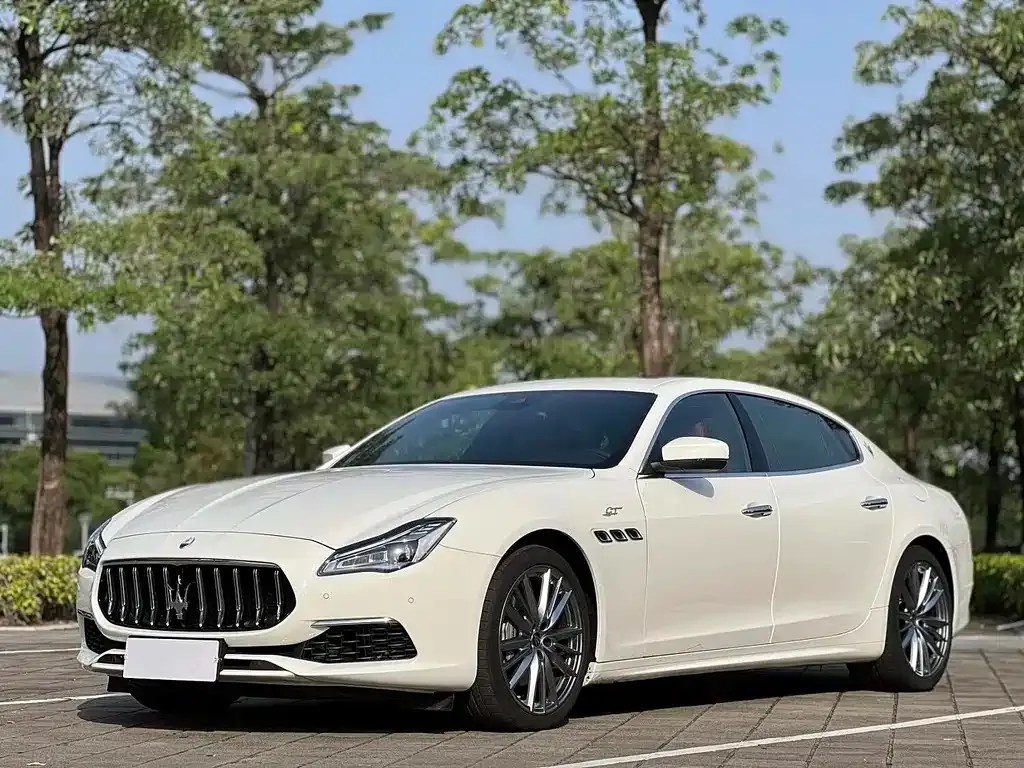 Maserati Quattroporte — фото 1