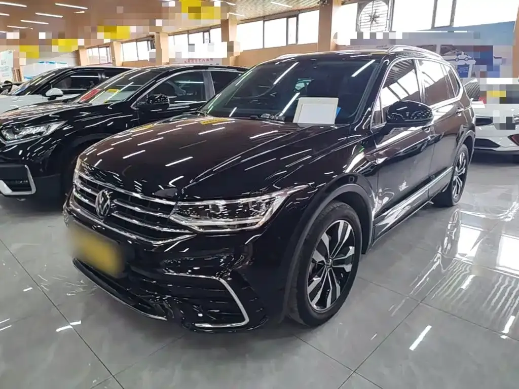 Volkswagen Tiguan L — фото 1