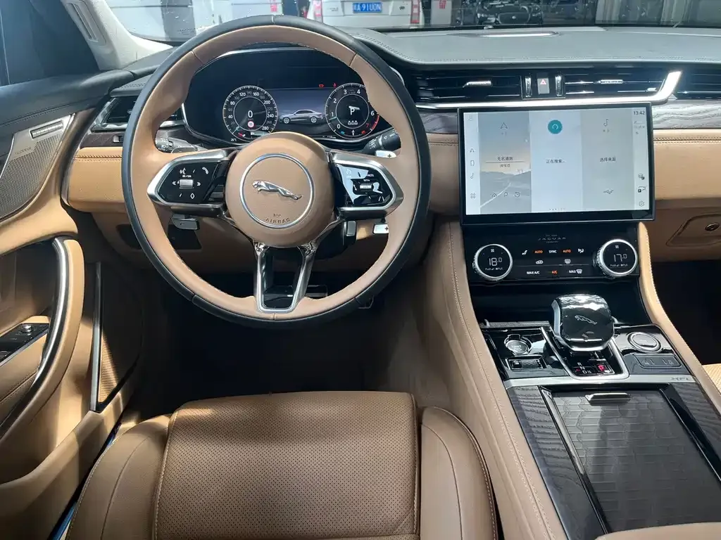 Jaguar XFL — фото 10