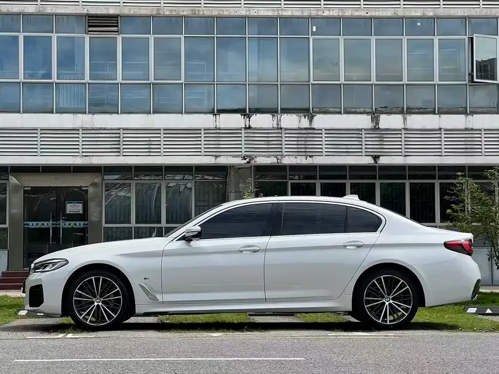 BMW 5 Series — фото 5