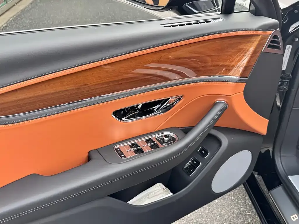 Bentley Flying Spur — фото 2