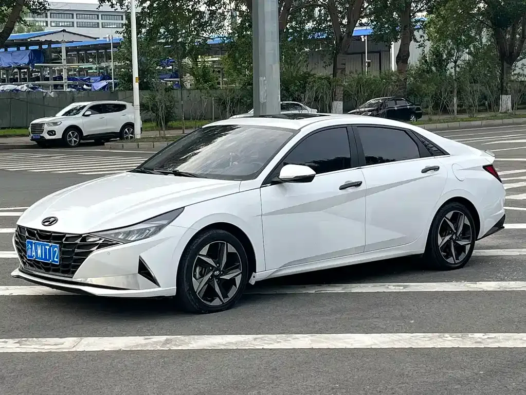 Hyundai Elantra — фото 1