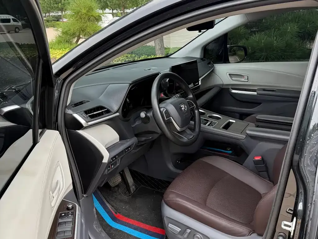 Toyota Granvia — фото 2