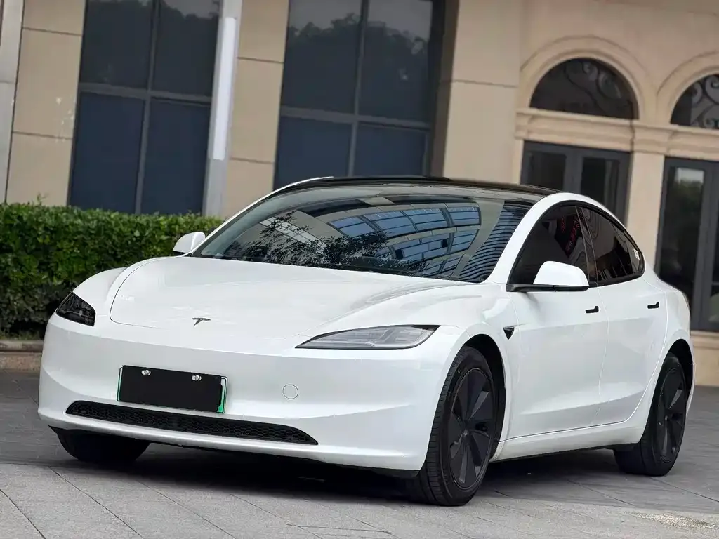 Tesla Model 3 — фото 1