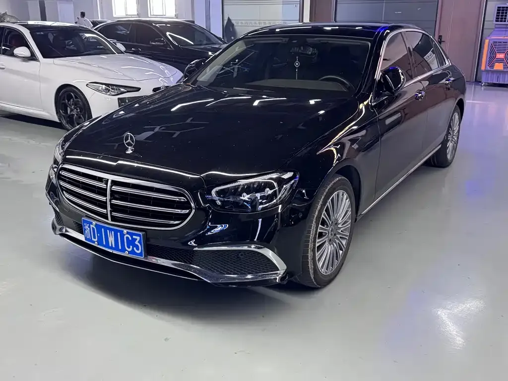 Mercedes-Benz E-Class — фото 1