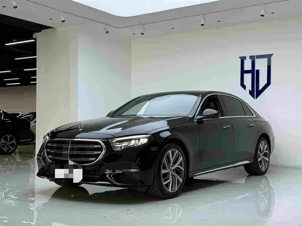 Mercedes-Benz E-Class — фото 1