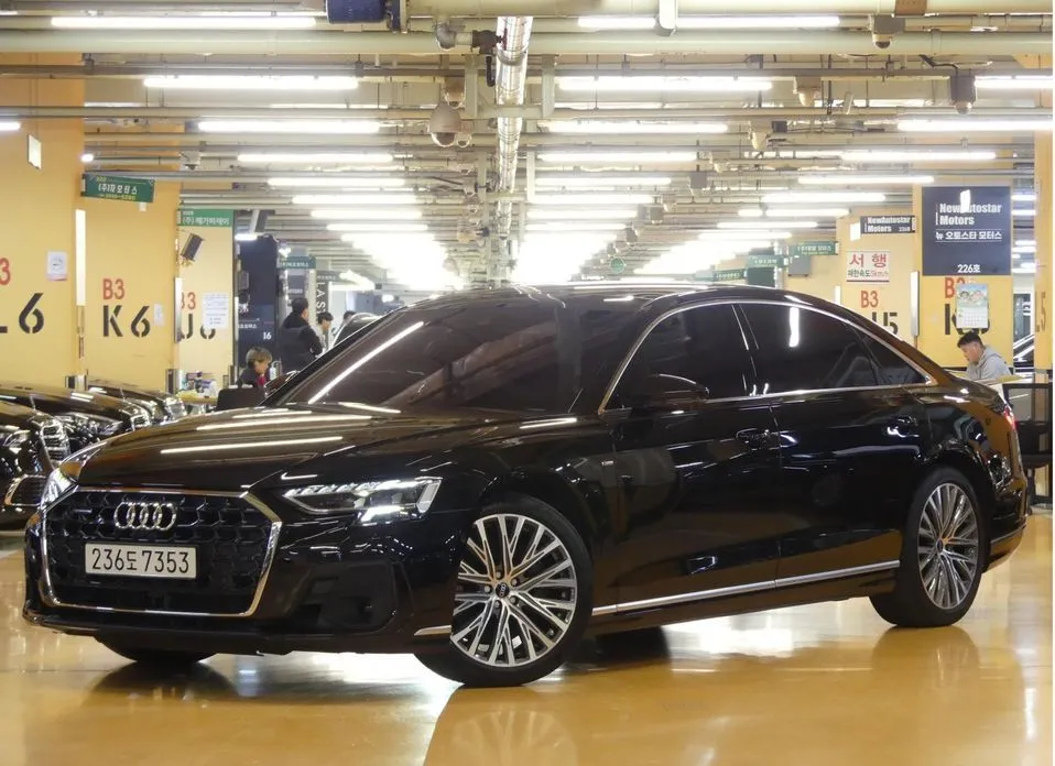 Audi A8 — фото 1