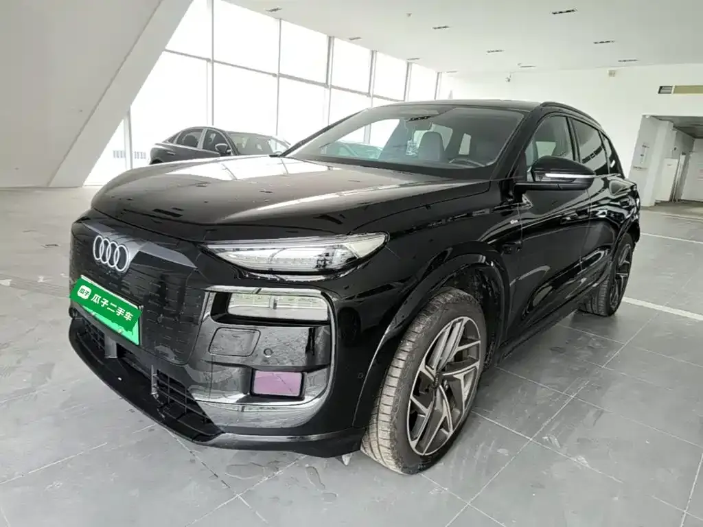 Audi Q6L e-tron — фото 1