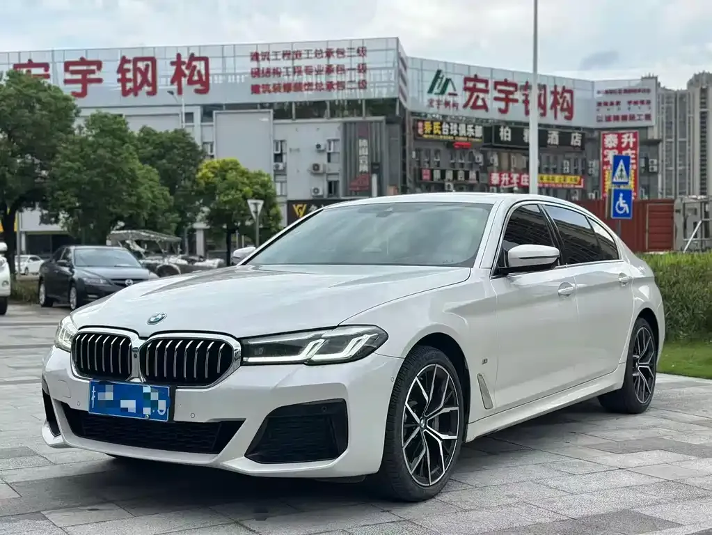BMW 5 Series — фото 1