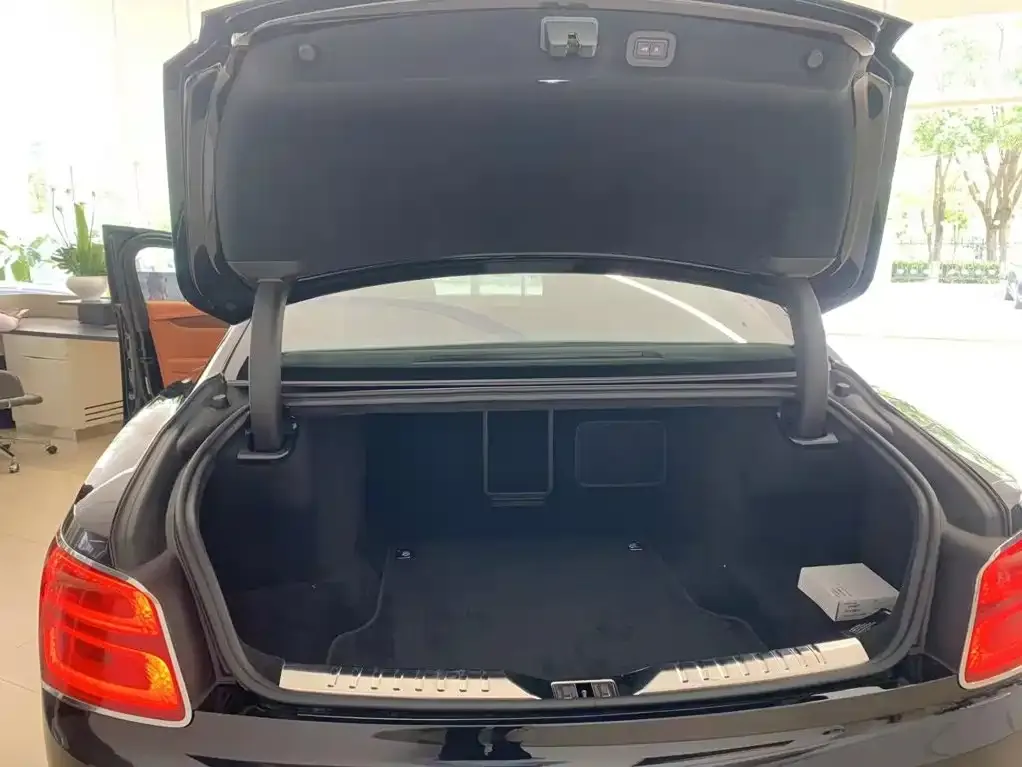 Bentley Flying Spur — фото 2