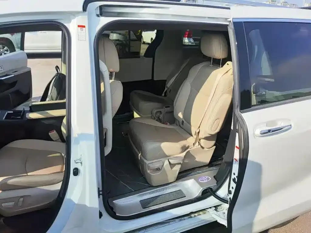 Toyota Granvia — фото 4