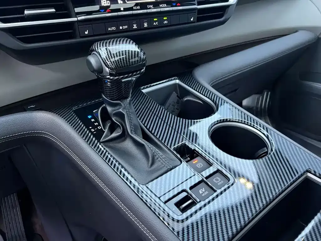 Toyota Granvia — фото 6