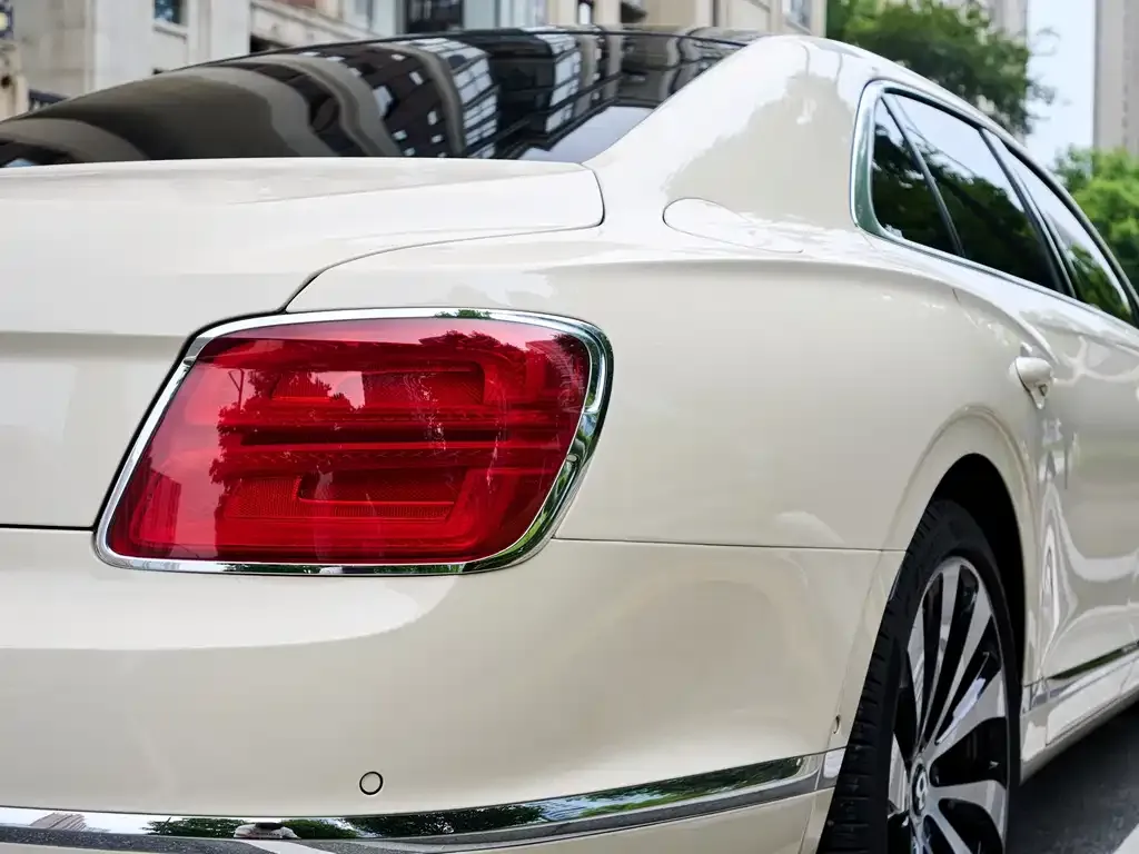 Bentley Flying Spur — фото 3