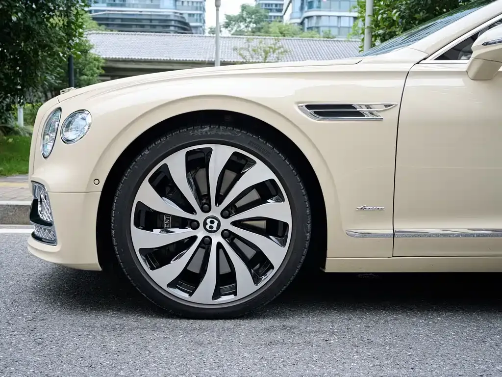 Bentley Flying Spur — фото 10