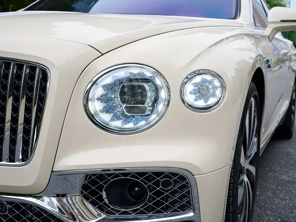 Bentley Flying Spur — фото 2