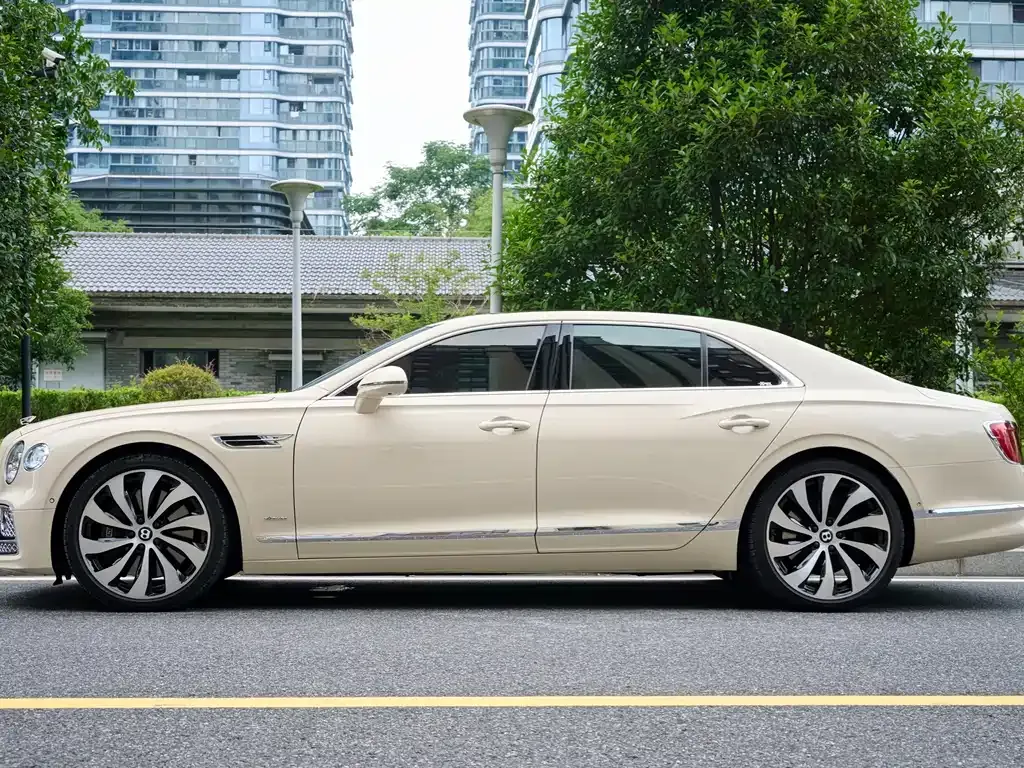 Bentley Flying Spur — фото 9