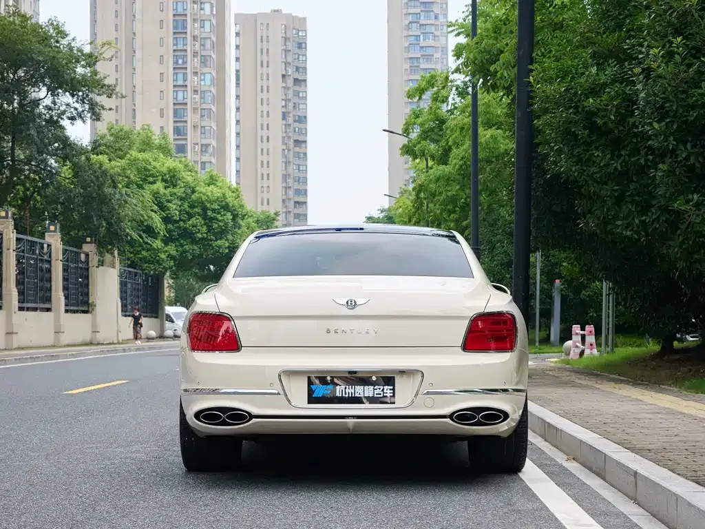 Bentley Flying Spur — фото 7
