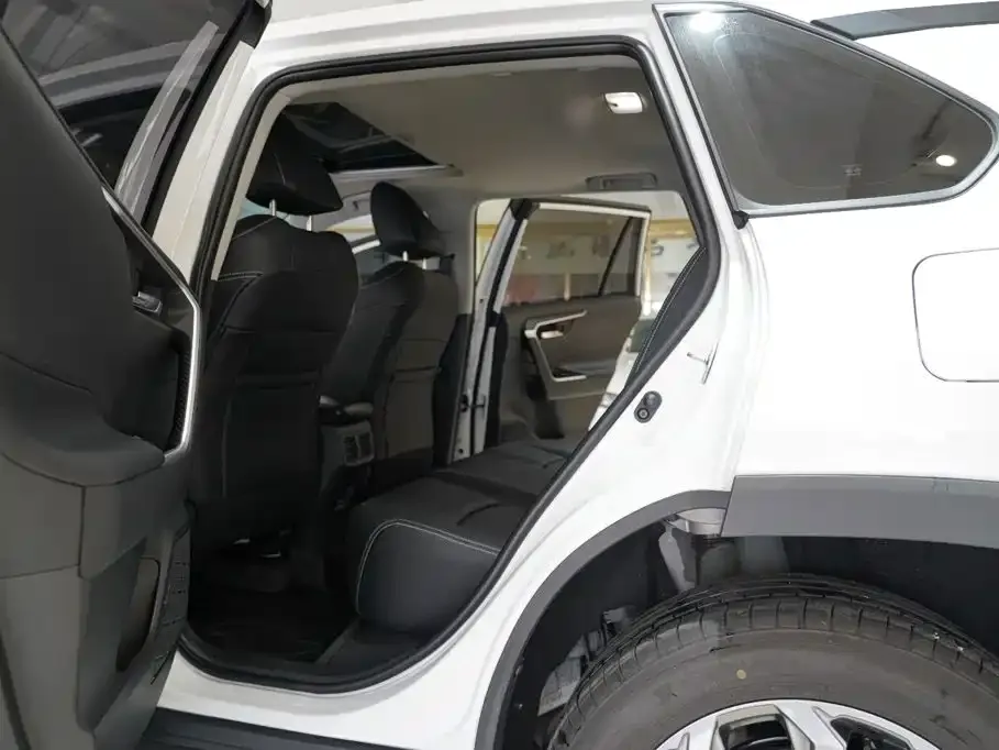 Toyota RAV4 — фото 6
