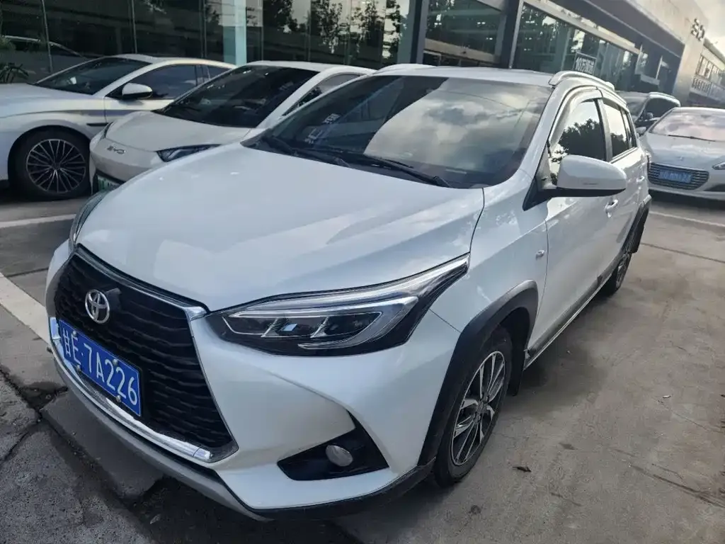 Toyota Yaris L — фото 1