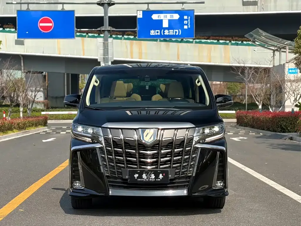 Toyota Alphard — фото 1