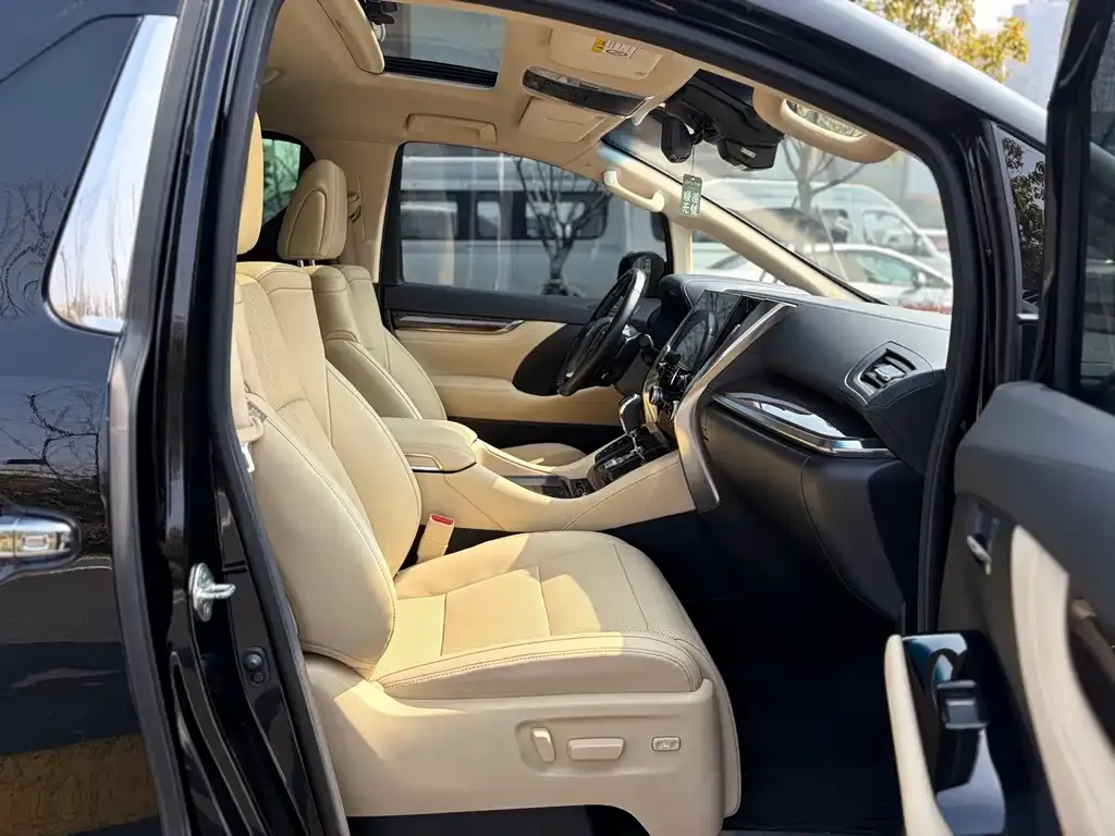 Toyota Alphard — фото 9