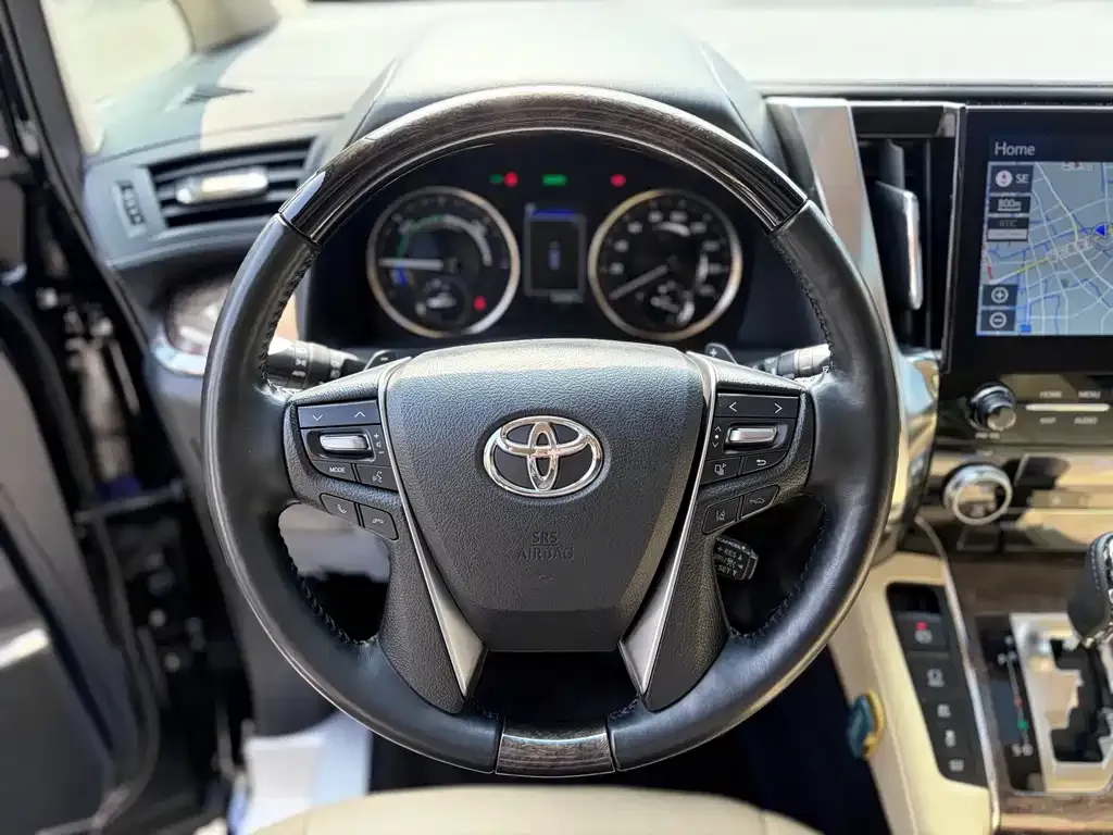 Toyota Alphard — фото 4