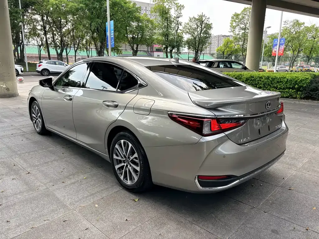 Lexus ES — фото 7