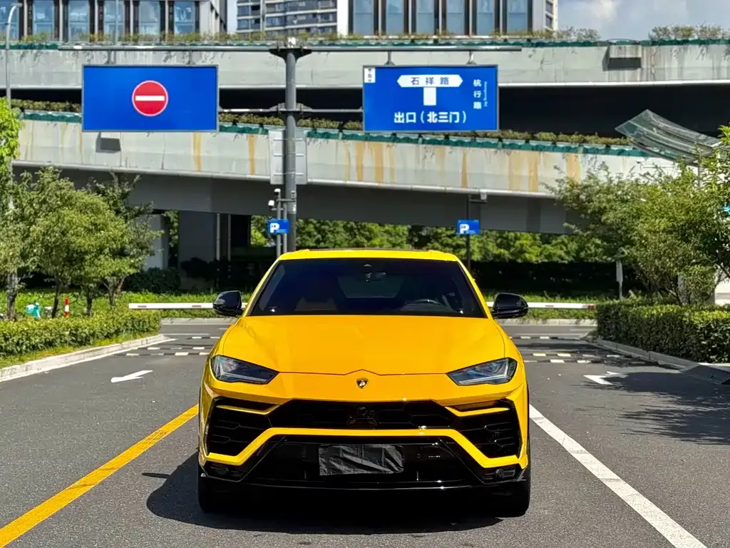 Lamborghini Urus — фото 1