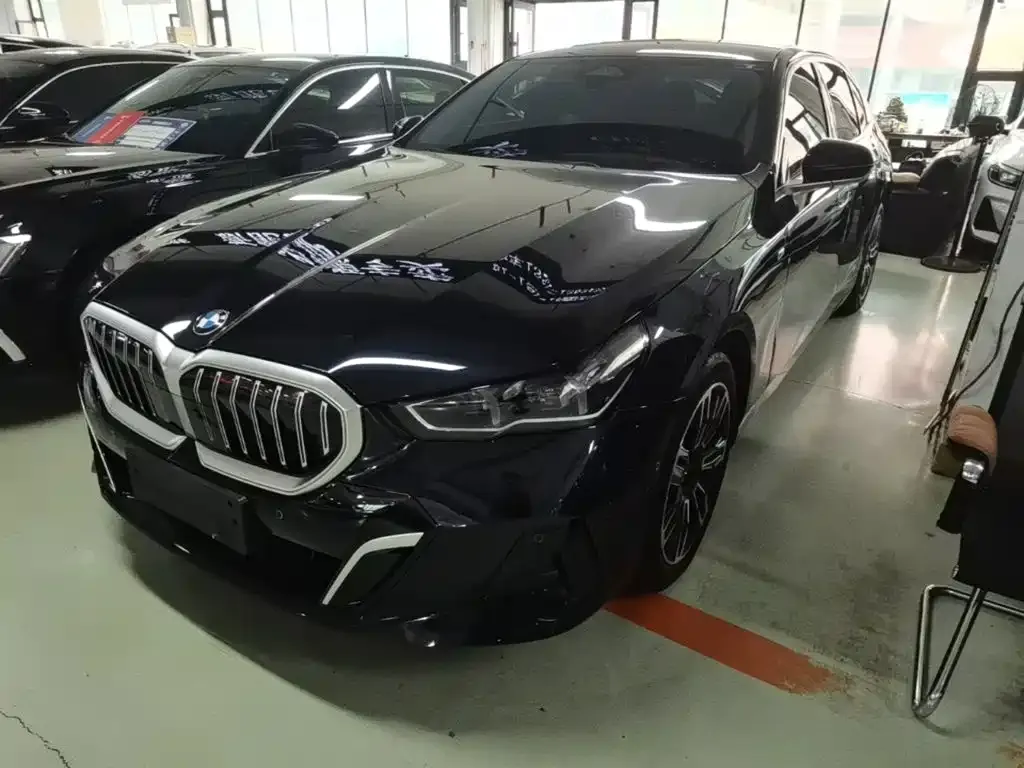 BMW 5 Series — фото 1