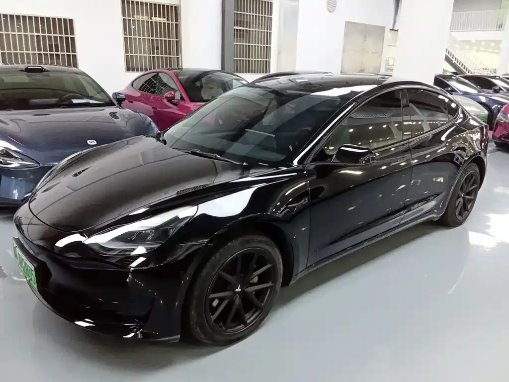 Tesla Model 3 — фото 1