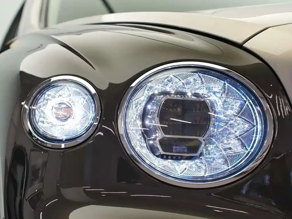 Bentley Flying Spur — фото 4