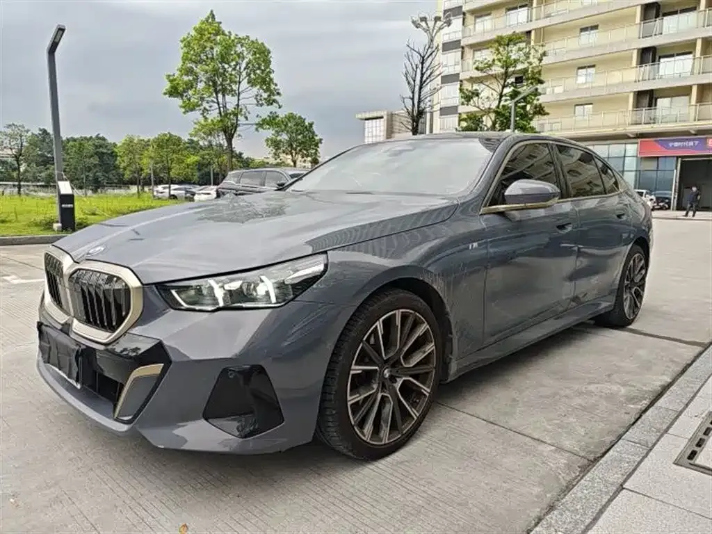 BMW 5 Series — фото 1