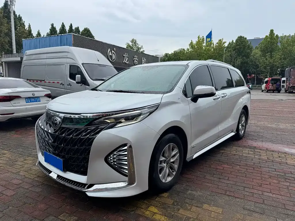 Toyota Granvia — фото 1