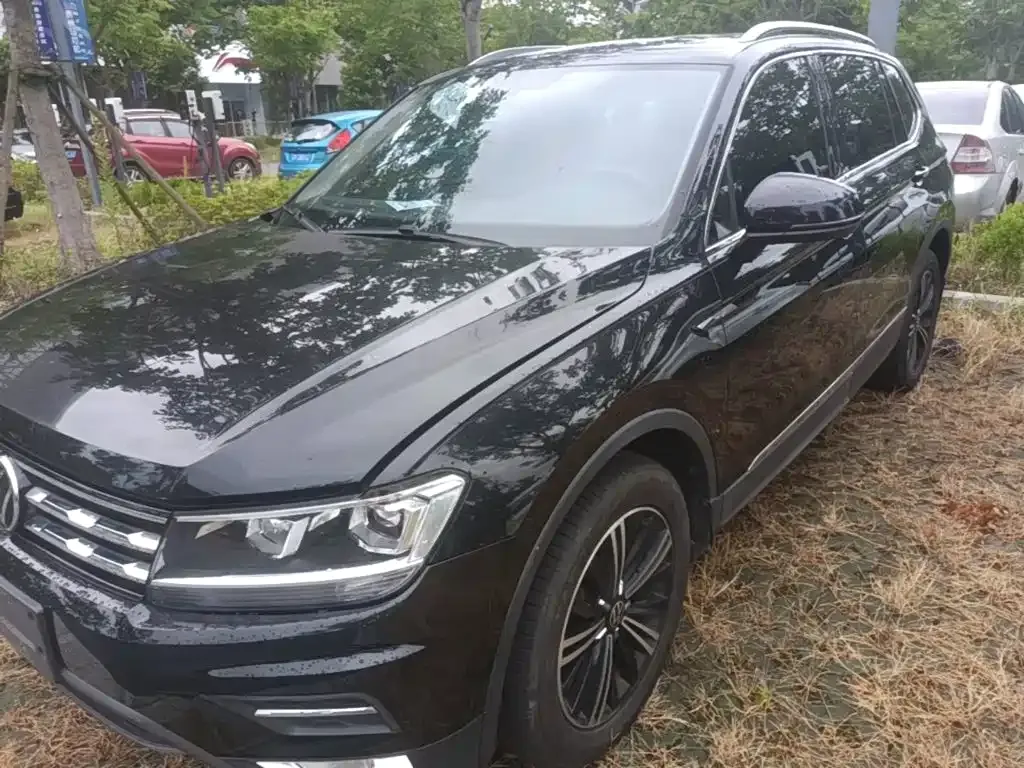 Volkswagen Tiguan L — фото 10