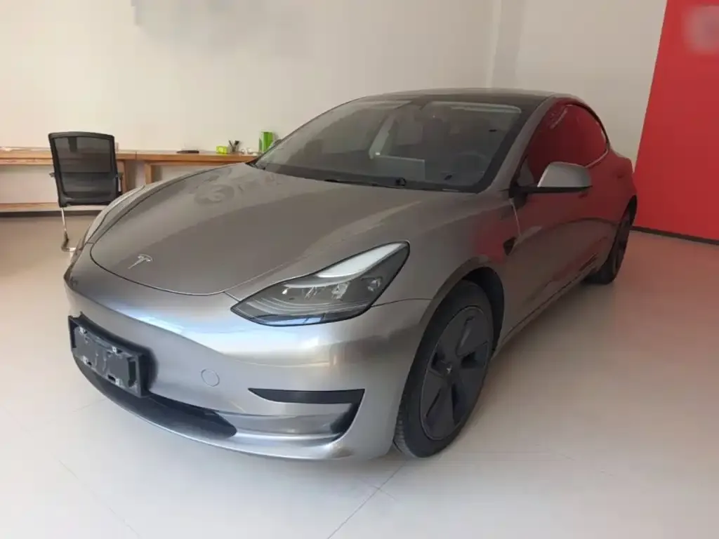 Tesla Model 3 — фото 1