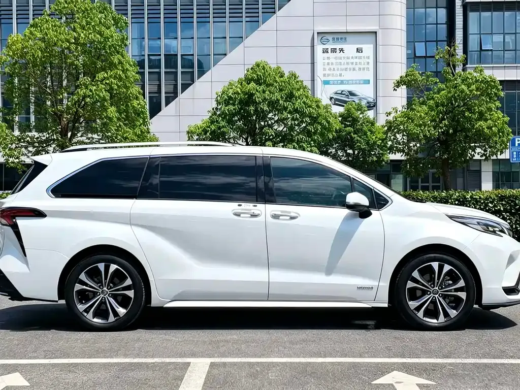 Toyota Granvia — фото 10