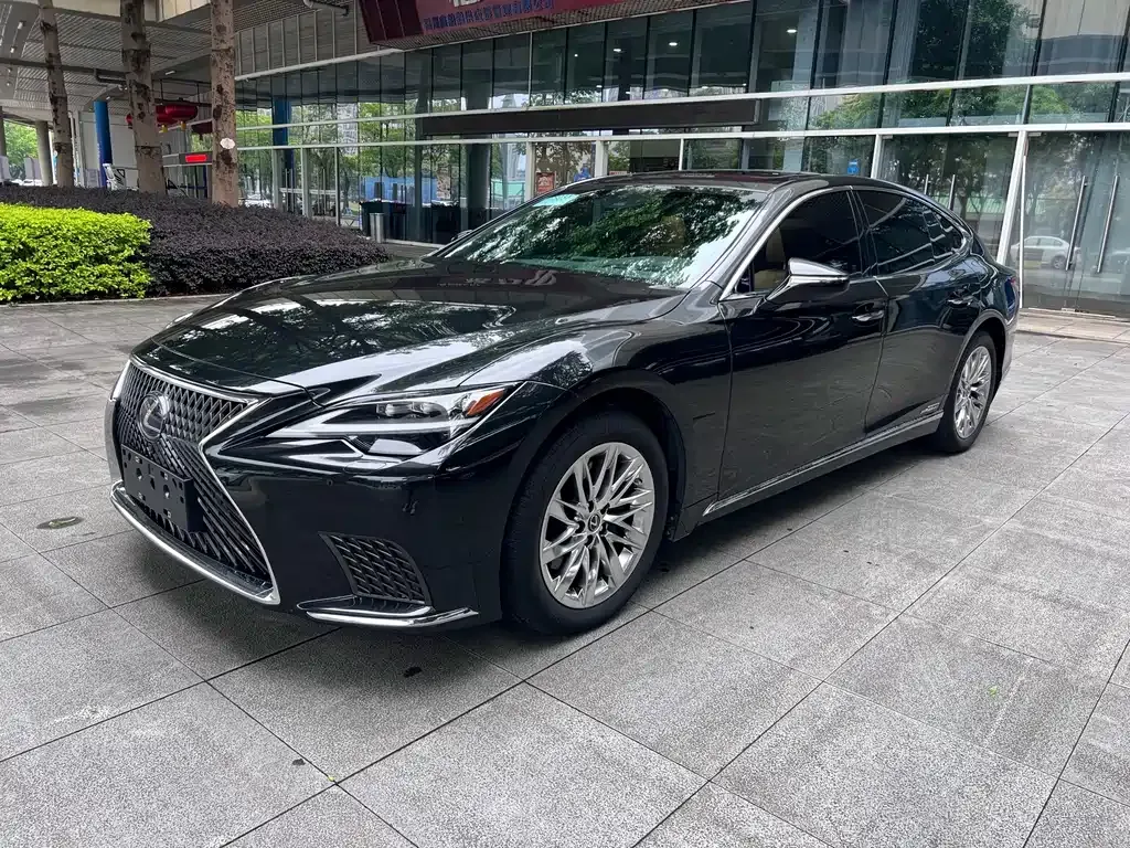 Lexus LS — фото 1