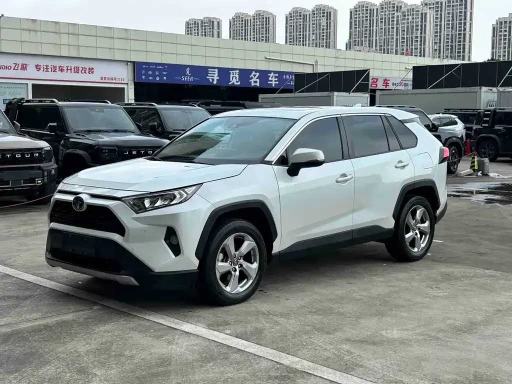 Toyota RAV4 — фото 1