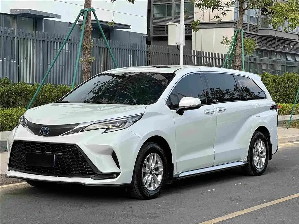 Toyota Granvia — фото 1