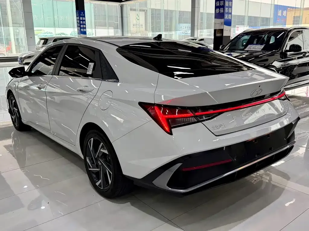 Hyundai Elantra — фото 10
