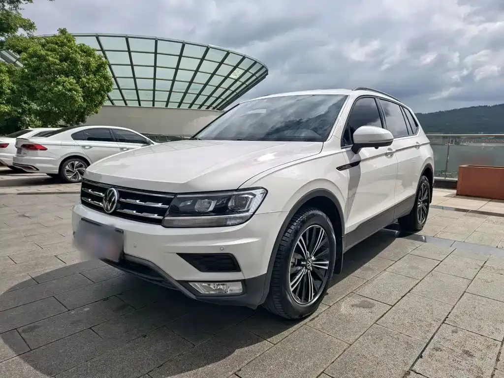 Volkswagen Tiguan L — фото 1
